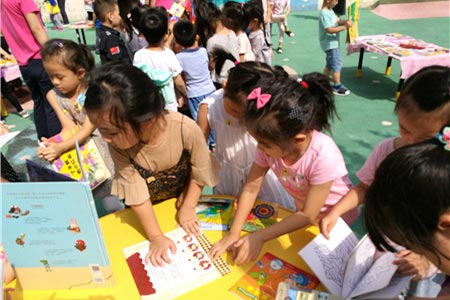 北京大風(fēng)車(chē)雙語(yǔ)幼兒園濟(jì)南世紀(jì)佳園園 《千奇百怪童書(shū)展》進(jìn)校園活動(dòng)