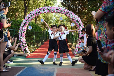 “迎向朝陽，勇往直前 ”-- 大風(fēng)車黃金99華府幼兒園畢業(yè)典禮